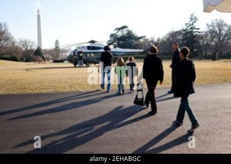 Die Obama-Familie geht nach Marine One auf dem South Lawn des Weißen Hauses für eine Reise nach Camp David, 7. Februar 2009. Stockfoto