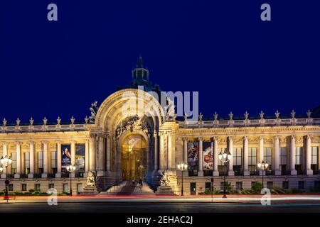 Paris, Frankreich - 29. August 2019 : Menschen vor dem Petit Palais (kleiner Palast), einem Kunstmuseum im 8th. Arrondissement von Paris, Frankreich. Stockfoto