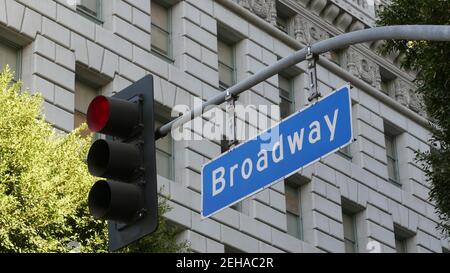 Broadway Straßenname, odonym Schild und Ampel auf Säule in USA. Straßenkreuzung in der Innenstadt der Stadt. Kreuzung in städtischen zentralen Business-Distr Stockfoto