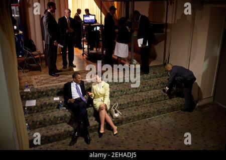 Präsident Barack Obama spricht backstage mit Senior Advisor Valerie Jarrett vor einem Empfang im Hyatt im Bellevue in Philadelphia, Pennsylvania, 30. Juni 2011. Stockfoto