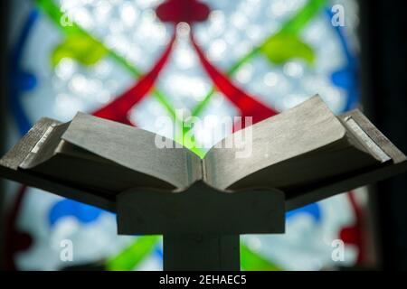 Das Heilige Buch der Muslime - ist der Koran auf dem Stand in der Moschee während des Gebets Stockfoto