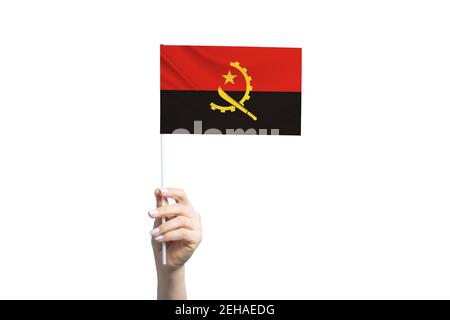 Schöne weibliche Hand hält Angola-Flagge, isoliert auf weißem Hintergrund. Stockfoto