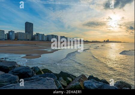 Oostende (Ostende) Nordseestrand und Skyline bei Sonnenuntergang, Belgien. Stockfoto