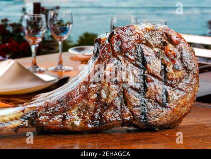 Frisch gegrillte Tomahawk-Steaks, Grillgerichte Stockfoto
