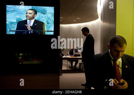 Personal und Sicherheitspersonal warten hinter den Kulissen, während Präsident Barack Obama seine Rede vor der Generalversammlung der Vereinten Nationen im Gebäude der Vereinten Nationen in New York, New York, am 21. September 2011, hält. Stockfoto