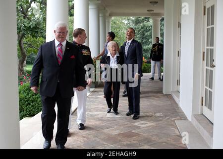 Präsident Barack Obama teilt ein Lachen mit Jean Meyer, der Großmutter von Medal of Honor Empfänger Dakota Meyer, zweiter von links, als sie und Mitglieder der Meyer Familie Spaziergang entlang der Kolonnade des Weißen Hauses, September 15, 2011. Stockfoto