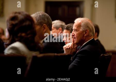 Präsident Barack Obama hält am 1. Mai 2009 im Kabinettsaal eine Sitzung des Heimatsicherheitsrats ab, um die H1N1-Grippe zu diskutieren, darunter Vizepräsident Biden und Finanzminister Timothy Geithner. Stockfoto