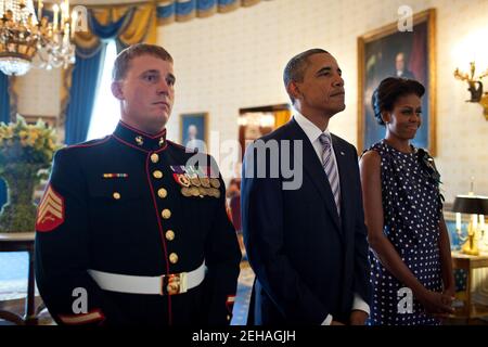 Präsident Barack Obama und First Lady Michelle Obama warten mit Dakota Meyer im Blauen Raum des Weißen Hauses vor dem Beginn der Ehrenmedaillenübergabe im Ostsaal, 15. September 2011. Meyer, damals Korps Korporal, erhielt die Ehrenmedaille für seine Aktionen am 8. September 2009, während seiner Tätigkeit in der Provinz Kunar, Afghanistan. Stockfoto