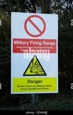 Gefahr militärische Schießstand, berühren Sie nicht explosive Trümmer Warnschild Stockfoto