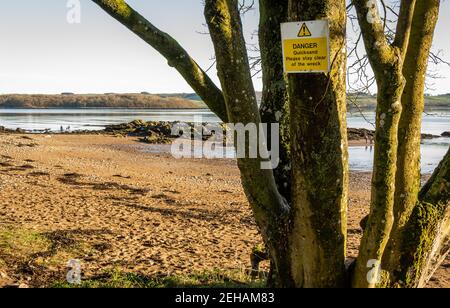 Gefahr Treibsand, bitte sagen Sie frei von dem Wrackschild auf einem Baum neben Dhoon Beach bei Kirkcudbright Stockfoto