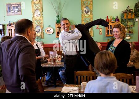 Präsident Barack Obama besucht die Familie Corkery während eines Zwischenstopps in Julien's Corner Kitchen in Manchester, N.H., 22. November 2011. Stockfoto