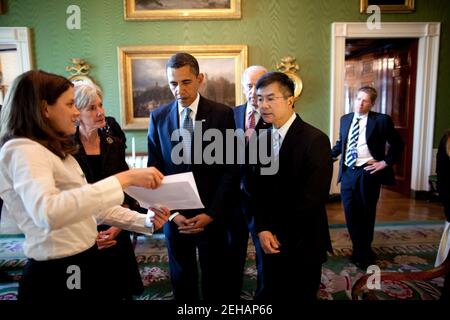 Präsident Barack Obama mit Vizepräsident Joe Biden, Kathleen Sebelius, zweite von links, und Handelsminister Gary Locke im Grünen Raum zu einem Briefing vor der Vereidigung von Locke und Sebelius am 1. Mai 2009. Stockfoto