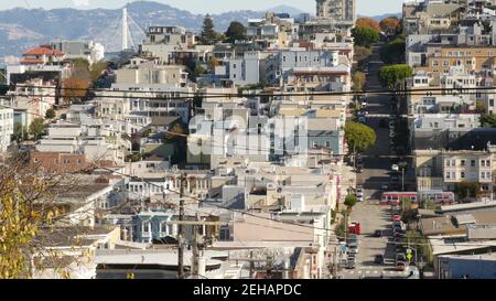 Ikonische hügelige Straße und Kreuzung in San Francisco, Nordkalifornien, USA. Steile Straße bergab und Fußgängerweg. Downtown Immobilien, victo Stockfoto