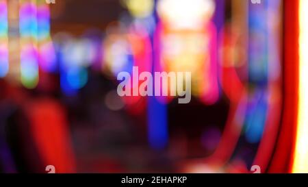 Unschärfe-Spielautomaten leuchten im Casino auf dem fabelhaften Las Vegas Strip, USA. Verschwommene Jackpot-Spielautomaten im Hotel in der Nähe der Fremont Street. Leuchtendes Neon Stockfoto