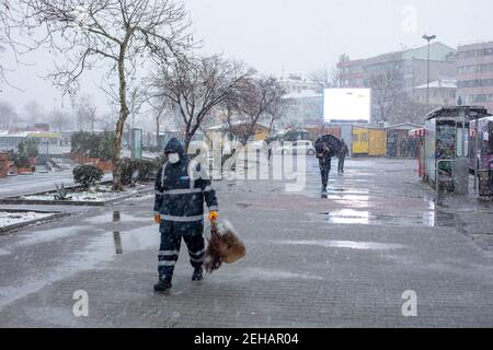 Menschen, die bei starkem Schneefall an der Küste von Kadikoy spazieren. Zum ersten Mal nach einer langen Pause wurde Istanbul am Februar mit starkem Schneefall weiß Stockfoto