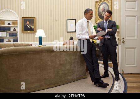 Präsident Barack Obama spricht mit Jon Favreau, dem Leiter der Sprechchriting-Abteilung, im Oval Office, 23. Januar 2012. Stockfoto