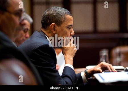 Präsident Barack Obama studiert ein Dokument während eines Briefings mit Beratern im Roosevelt-Raum des Weißen Hauses am 4. Mai 2009, in Vorbereitung auf ein anstehendes Treffen mit demokratischen Mitgliedern des Energie- und Handelsausschusses des Hauses. Offizielles weißes Haus Foto von Pete Souza. Dieses offizielle Foto des Weißen Hauses wird für die Veröffentlichung durch Nachrichtenorganisationen und/oder für den persönlichen Gebrauch durch die Betreffzeile(en) des Fotos zur Verfügung gestellt. Das Foto darf in keiner Weise manipuliert oder in Materialien, Anzeigen, Produkten oder Werbeaktionen verwendet werden, die in irgendeiner Weise eine Genehmigung oder Zustimmung vorschlagen Stockfoto