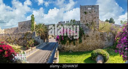 Landschaft mit Freiheitstor auf der Insel Rhodos, Griechenland Stockfoto