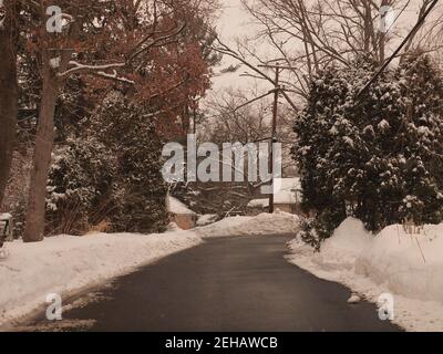 Klare Straßen nach einem großen Schneesturm im Norden von New Jersey. Die Straßen sind klar und Seitenstraßen zeigen Schneegestöfte. Stockfoto