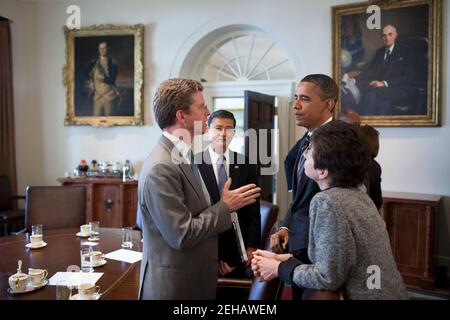 Präsident Barack Obama spricht im Anschluss an eine Kabinettssitzung im Kabinettsaal des Weißen Hauses am 31. Januar 2012 mit Shaun Donovan, dem Minister für Wohnungswesen und Stadtentwicklung, dem Minister für Veteranenangelegenheiten Eric Shinseki und der Senior Advisor Valerie Jarrett. Stockfoto