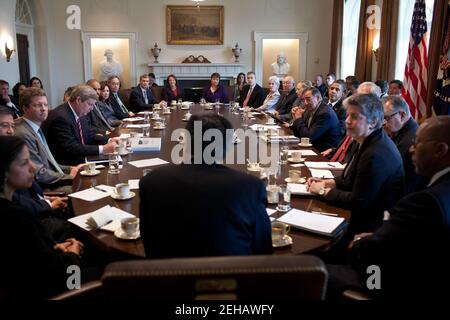 Präsident Barack Obama und andere hören zu, wie der Stabschef Jack Lew, Mitte, während einer Kabinettssitzung im Kabinettsaal des Weißen Hauses am 31. Januar 2012 spricht. Stockfoto