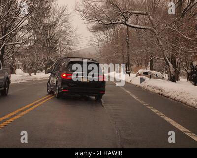 Klare Straßen nach einem großen Schneesturm im Norden von New Jersey. Die Straßen sind klar und Seitenstraßen zeigen Schneegestöfte. Stockfoto