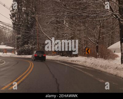 Klare Straßen nach einem großen Schneesturm im Norden von New Jersey. Die Straßen sind klar und Seitenstraßen zeigen Schneegestöfte. Stockfoto