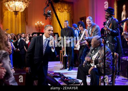 Präsident Obama singt „Sweet Home Chicago“ während des Konzerts „in Performance at the White House: Red, White and Blues“ im East Room des Weißen Hauses am 21. Februar 2012. Teilnehmer sind von links: Troy „Trombone Shorty“ Andrews, Jeff Beck, Derek Trucks, B.B. King und Gary Clark, Jr. Stockfoto