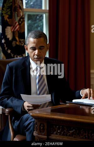 Präsident Barack Obama liest ein Dokument im Oval Office, 21. Februar 2012. Stockfoto