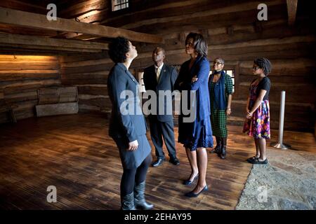 First Lady Michelle Obama betrachtet die Sklavenfeder-Ausstellung während einer Tour durch das National Underground Railroad Freedom Center in Cincinnati, Ohio, 23. Februar 2012. Von links sind zu sehen: Dina Bailey, Associate Curator des National Underground Railroad Freedom Center; Mark Mallory, Bürgermeister von Cincinnati; Verna Williams und Allison Singleton. Stockfoto