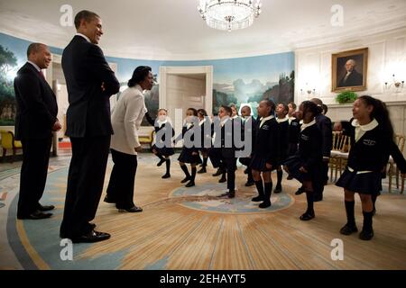 Präsident Barack Obama und Gouverneur von Massachusetts Deval Patrick hören zu, während Studenten der Orchard Gardens K-8 School in Roxbury, Mass., Dr. Marin Luther King Jr.'s "I Have a Dream" Rede im Diplomatischen Empfangsraum des Weißen Hauses, 28. Februar 2012, vorführen. Stockfoto