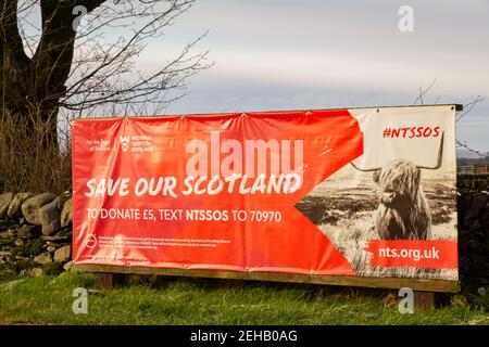 Castle Douglas, Schottland - 27th. Dezember 2020: Nahaufnahme der Kampagne Save Our Scotland, National Trust for Scotland im Threave Castle, Castl Stockfoto