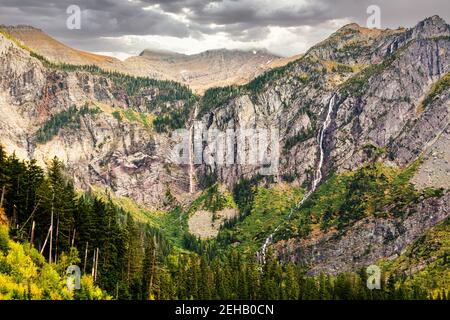 Lawinen Lake Klippen und Wasserfall im Glacier National Park, Montana. Stockfoto