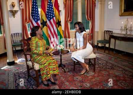 First Lady Michelle Obama trifft Ernestina Mills, First Lady von Ghana, im State Department in Washington, D.C., 8. März 2012. Stockfoto