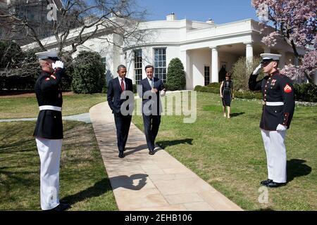 Präsident Barack Obama begleitet Premierminister David Cameron vom Vereinigten Königreich nach ihren Treffen im Weißen Haus am 14. März 2012 zu seiner Autokolonne. Stockfoto