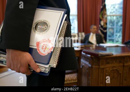 Präsident Barack Obama wird unterrichtet von Denis McDonough, stellvertretender nationaler Sicherheitsberater, und andere im Oval Office, 29. März 2012. Stockfoto