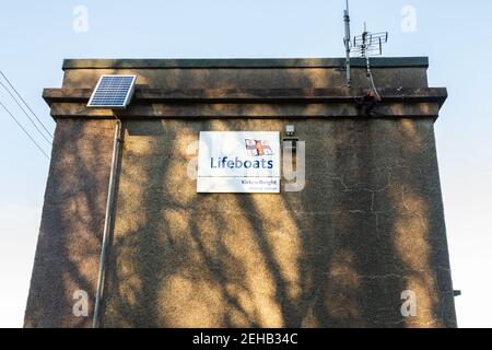 Kirkcudbright, Schottland - 28th. Dezember 2020: RNLI Kirkcudbright Rettungsboot Station Schild und Gebäude Stockfoto