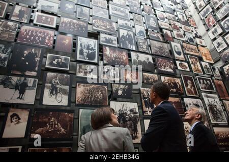 Präsident Barack Obama reist mit Sara Bloomfield, Museumsdirektorin, und Elie Wiesel durch das United States Holocaust Memorial Museum in Washington, D.C., Friedensnobelpreisträger und Holocaust-Überlebender, 23. April 2012. Stockfoto