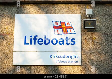 Kirkcudbright, Schottland - 28th. Dezember 2020: RNLI Kirkcudbright Rettungsboot Station Schild Stockfoto