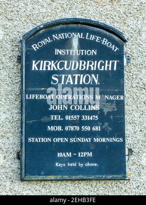 Kirkcudbright, Schottland - 28th. Dezember 2020: Altes RNLI Kirkcudbright Rettungsboot Station Schild Stockfoto