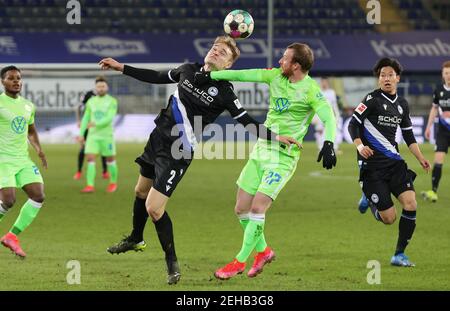 Bielefeld, Deutschland. 19th Feb, 2021. firo: 19,02.2021, Fußball: Fußball: 1st Bundesliga, Saison 2020/21 Arminia Bielefeld - VfL Wolfsburg Duels, Maximilian Arnold, Versus, Amos Pieper Quelle: dpa/Alamy Live News Stockfoto