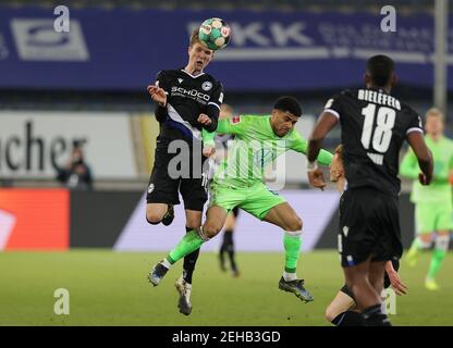 Bielefeld, Deutschland. 19th Feb, 2021. firo: 19,02.2021, Fußball: Fußball: 1st Bundesliga, Saison 2020/21 Arminia Bielefeld - VfL Wolfsburg Duels, Fabian Kunze, Versus, Paulo Otavio Quelle: dpa/Alamy Live News Stockfoto