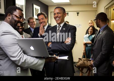 Präsident Barack Obama und Jimmy Fallon werden über das Segment „Slow Jam the News“ hinter der Bühne informiert, bevor sie „Late Night with Jimmy Fallon“ in der University of North Carolina Memorial Hall in Chapel Hill, N.C., am 24. April 2012 Aufnahmen. Stockfoto