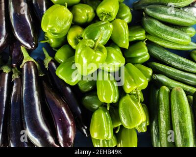 Gesundes frisches Gemüse auf dem Tisch. Draufsicht auf gesundes Bio-Gemüse. Gesunde Ernährung Konzept. Vegetarische Gerichte. Vegane Lebensmittel Konzept. Stockfoto