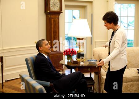 Präsident Barack Obama spricht mit Senior Advisor Valerie Jarrett während eines Briefings im Oval Office 6. Mai 2009 Offizielles Weißes Haus Foto von Pete Souza. Dieses offizielle Foto des Weißen Hauses wird für die Veröffentlichung durch Nachrichtenorganisationen und/oder für den persönlichen Gebrauch durch die Betreffzeile(en) des Fotos zur Verfügung gestellt. Das Foto darf in keiner Weise manipuliert oder in Materialien, Anzeigen, Produkten oder Werbeaktionen verwendet werden, die in irgendeiner Weise die Zustimmung oder Billigung des Präsidenten, der ersten Familie oder des Weißen Hauses nahelegen. Stockfoto