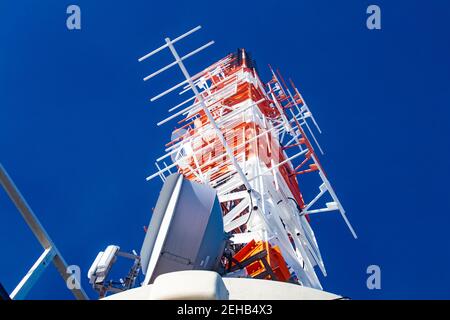 Antennenmast auf dem Stuttgarter Fernsehturm rot und Weiße technische Struktur gegen blauen Himmel Stockfoto