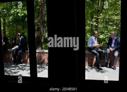 Präsident Barack Obama spricht mit Premierminister Stephen Harper aus Kanada auf der Laurel Cabin Terrasse während des Gipfeltreffens G8 in Camp David, MD., 19. Mai 2012. Stockfoto