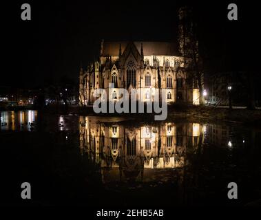 Spiegelung der Johanneskirche, Stuttgart im außergewöhnlich ruhigen Wasser des Feuersee. Deutschland, Stuttgart, 14. Januar 2021 Stockfoto