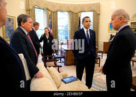 Präsident Barack Obama, Vizepräsident Joe Biden, rechts, und Sondergesandter für Afghanistan und Pakistan, Richard Holbrooke, links, im Oval Office während eines Briefings vor dem Treffen mit dem afghanischen Präsidenten Hamid Karzai am 6. Mai 2009. Stockfoto