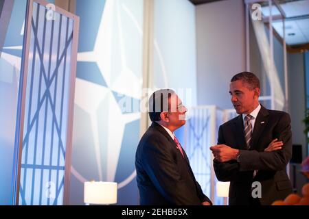 Präsident Barack Obama spricht mit dem pakistanischen Präsidenten Asif Ali Zardari vor einem Treffen mit Staats- und Regierungschefs zu Afghanistan während des NATO-Gipfels in Chicago, Ill., 21. Mai 2012. Stockfoto